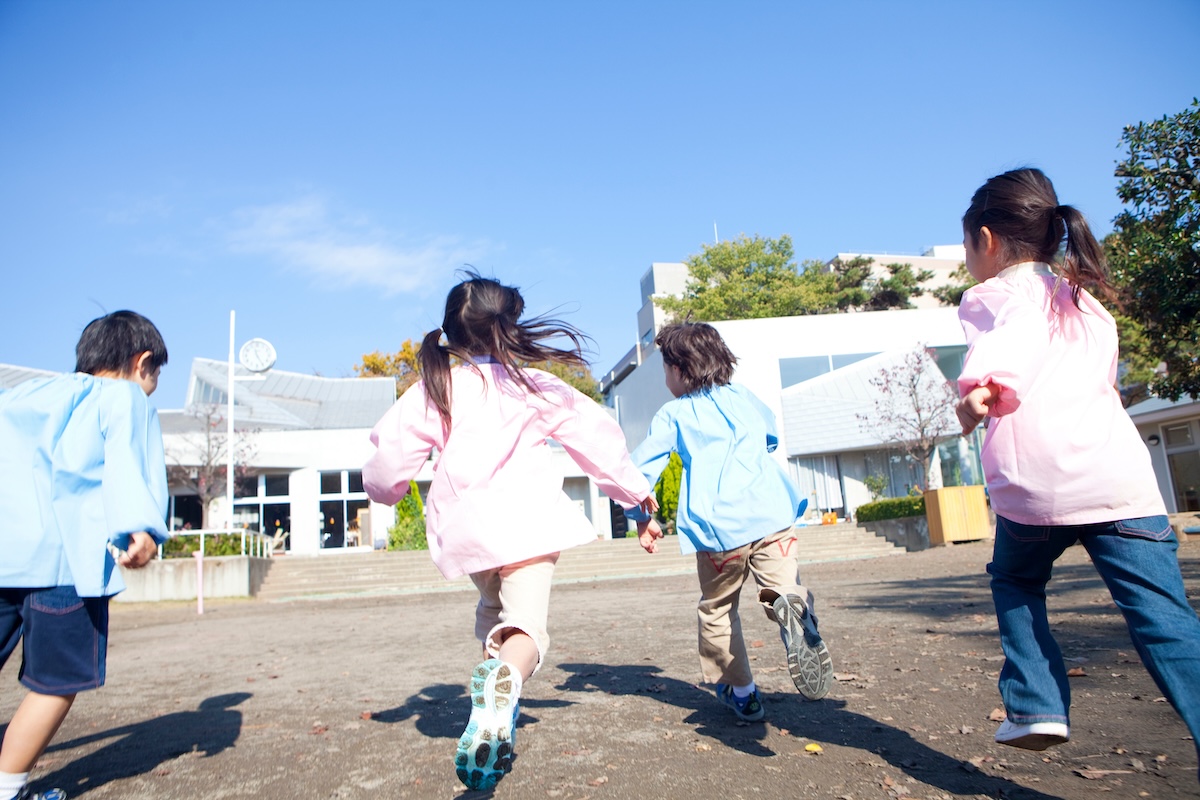 子どもたちが園にあつまる写真